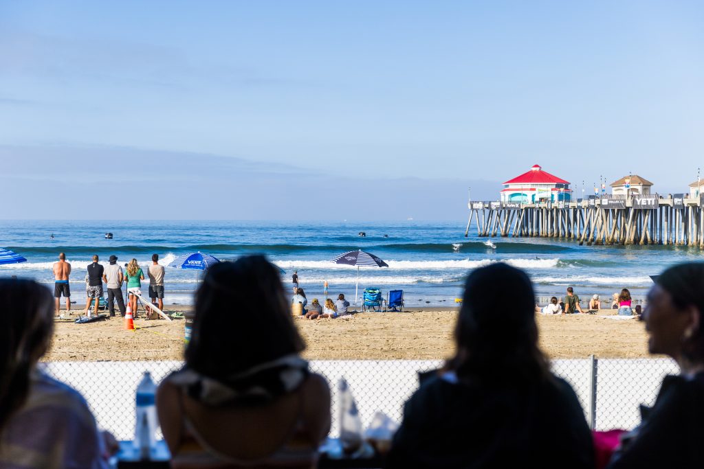 Huntington Beach funciona com ondas de 0,5m e séries maiores na quinta-feira.