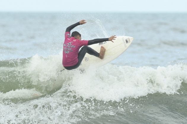Michael Demetrio, Circuito Surf Talentos Oceano 2023, Praia Central de Balneário Camboriú (SC). Foto: Marcio David.