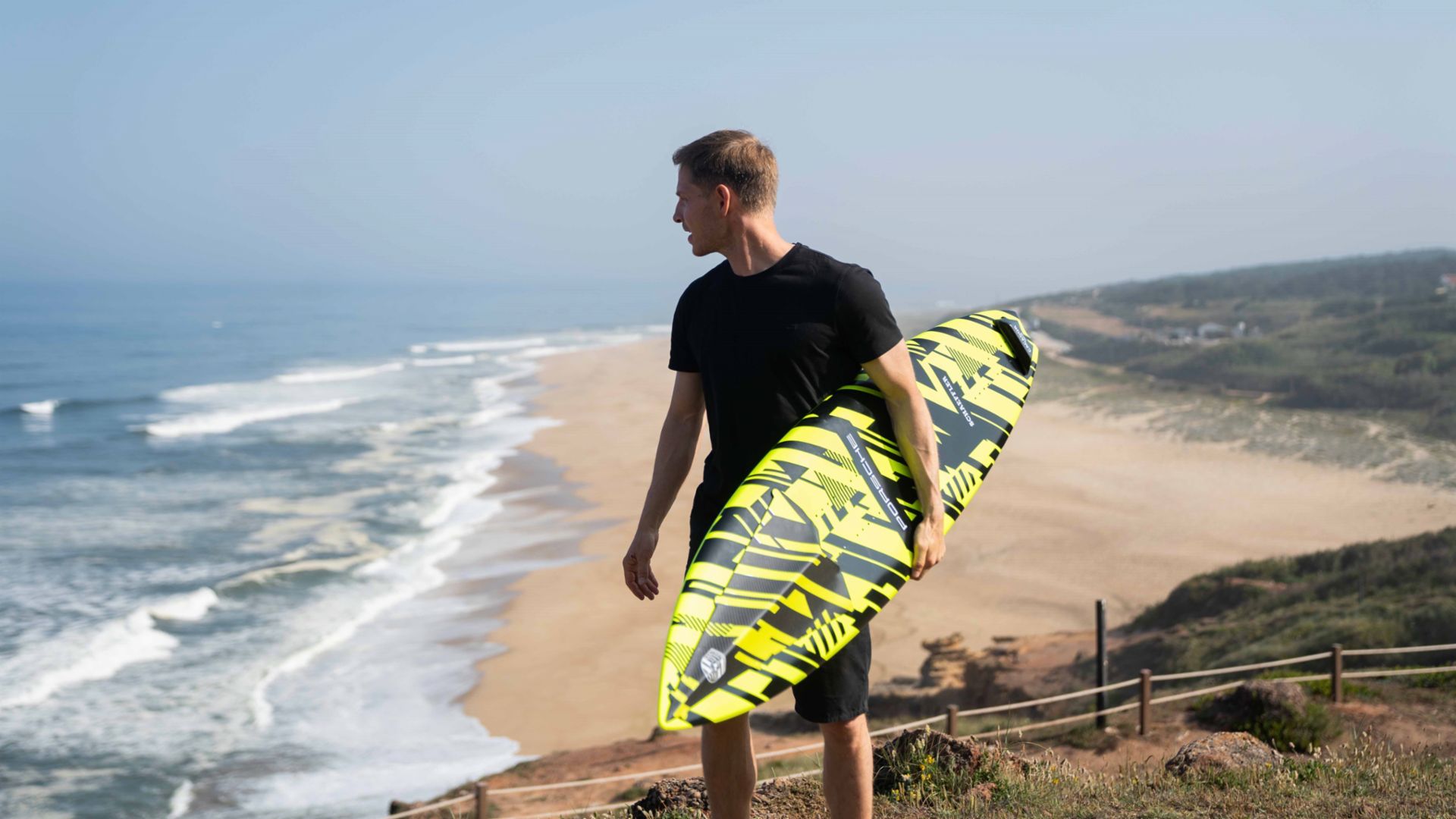 Sebastian Steudtner com a Prancha da Porsche em Nazaré, Portugal. (Repare uma elevação em “V” no bico).