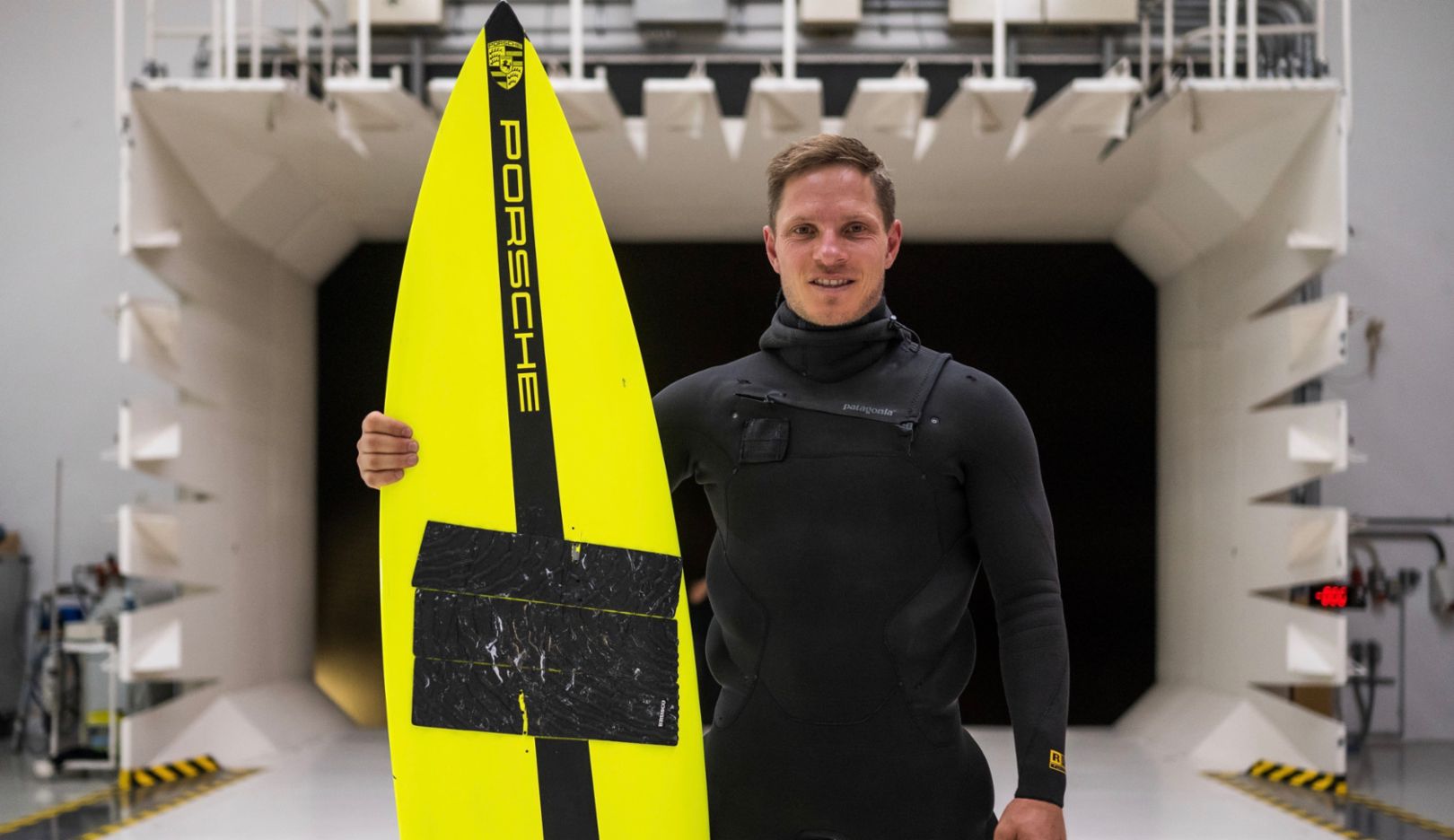 Sebastian Steudtner no laboratório de testes da Porsche.