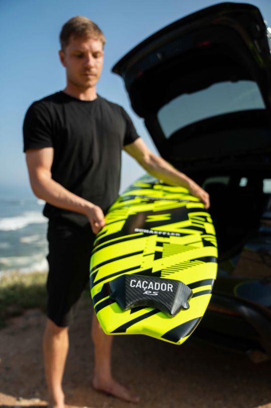 Sebastian Steudtner com sua Surfboard Cacador RS. (Repare o aerofólio na rabeta).