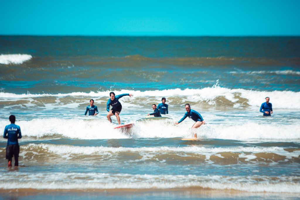 Transformando vidas em aula de surfe.