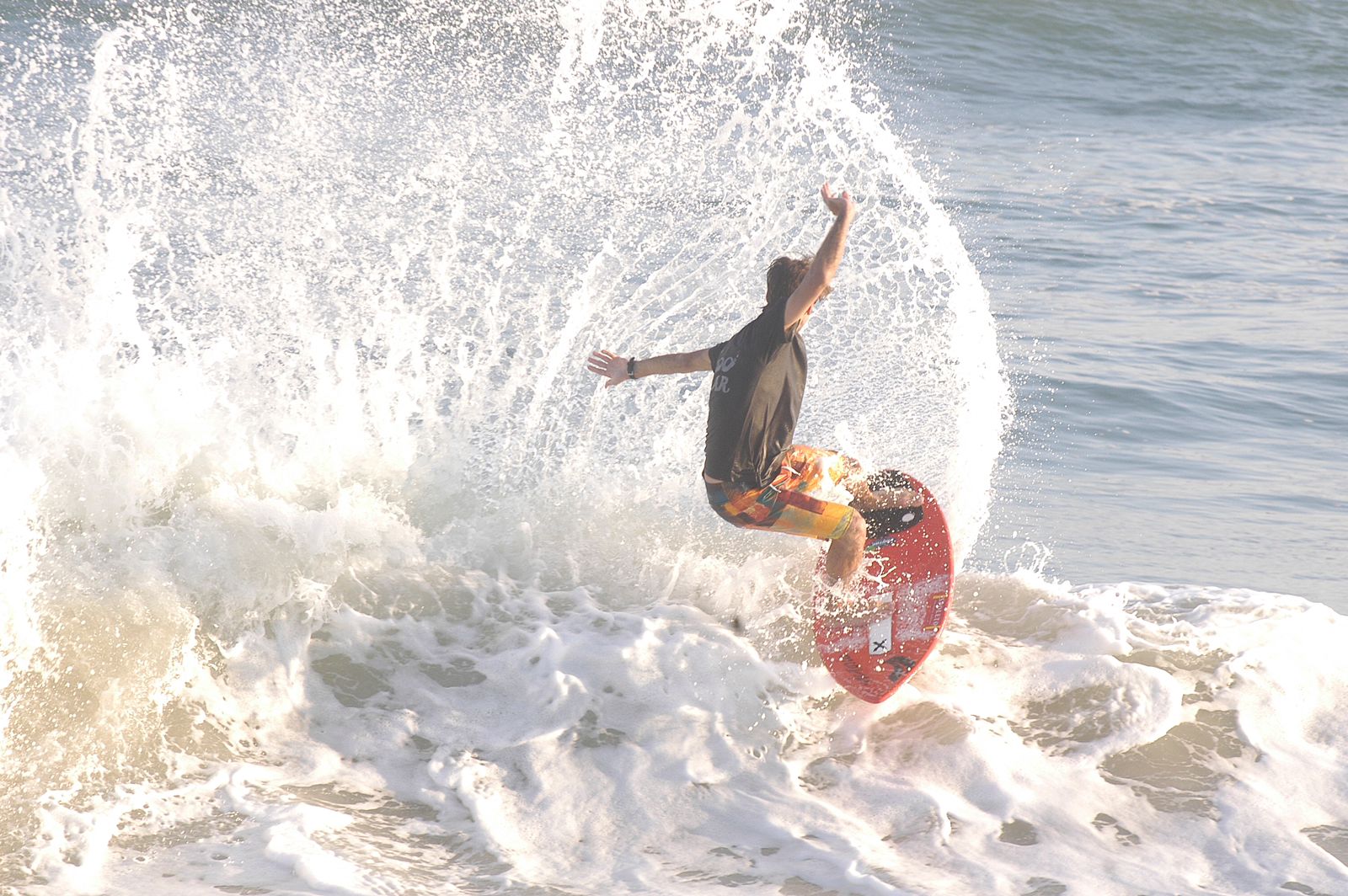 Bezinho, na foto mostrando a evolução do esporte. Atualmente ele é mananger do bicampeão mundial de skimboard Lucas Fink.