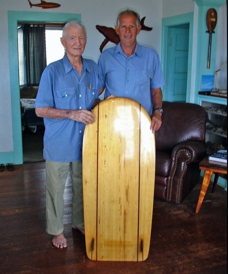 Wally Froiseth e Bud Scelsa com um modelo Froiseth de 1940 – Pai Po boards.