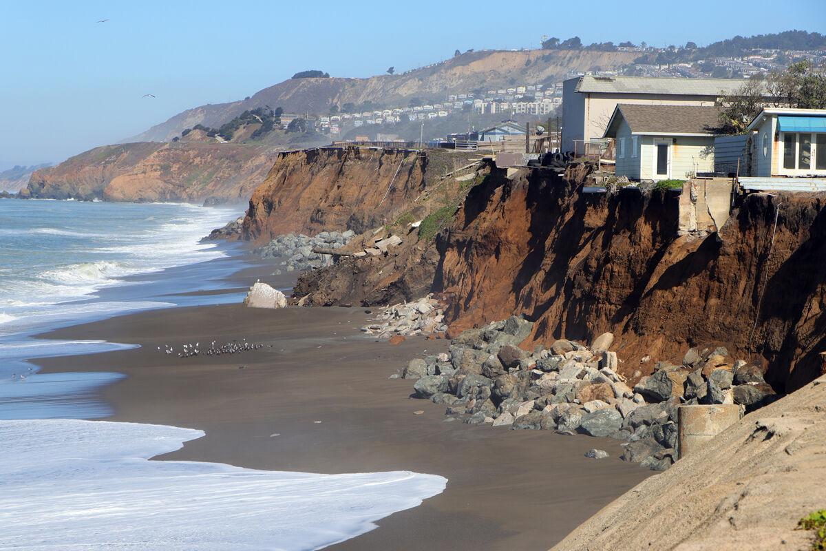 A erosão é um dos problemas enfrentados pela Califórnia. Na foto a costa da cidade de  Pacífica.