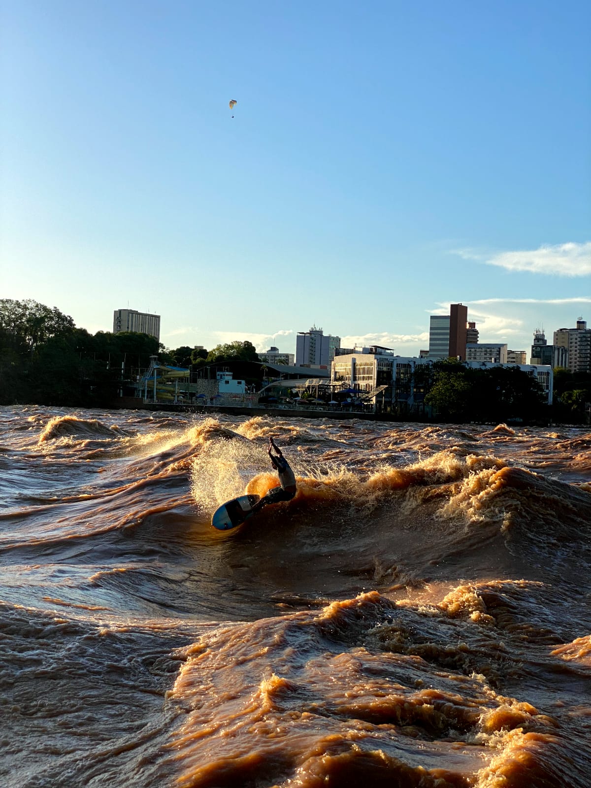 Paulinho mostra estilo no Rio Doce, Governador Valadares, Minas Gerais.