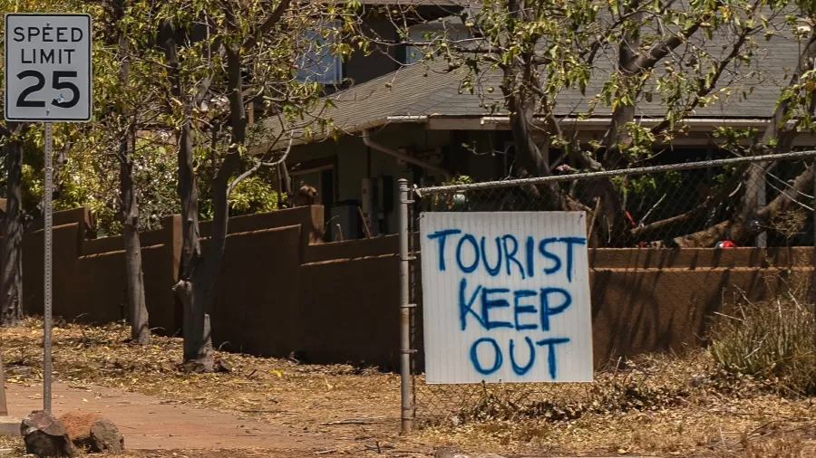 “Turistas, fiquem longe”, diz placa no local.