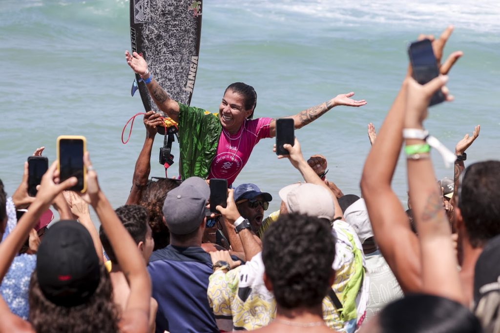 Silvana Lima festeja o bicampeonato na Praia de Stella Maris.
