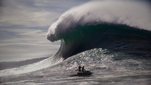 Tim Bonython trabalhando em Nazaré.