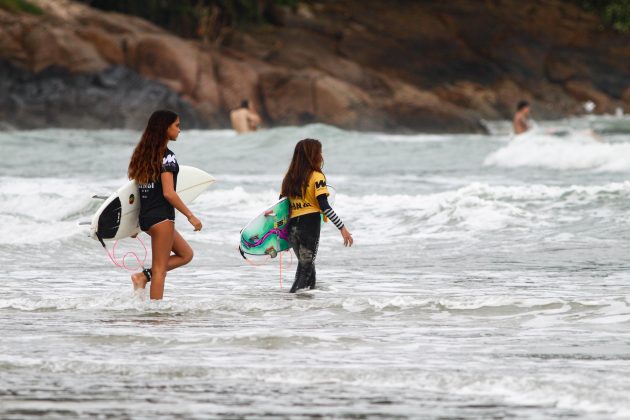 Samira Stephany e Maeva Guastalla, Lanai Surf, praia do Tenório, Ubatuba (SP). Foto: Thamires Carvalho.