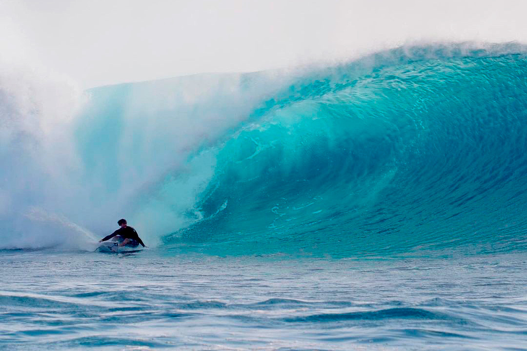 João Chianca num belo bottom turn a caminho de mais um tubo em Fiji.