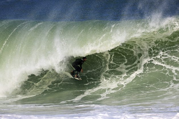Lucas Chumbo, Itacoatiara Big Wave 2023, Niterói (RJ). Foto: Tony D'Andrea.