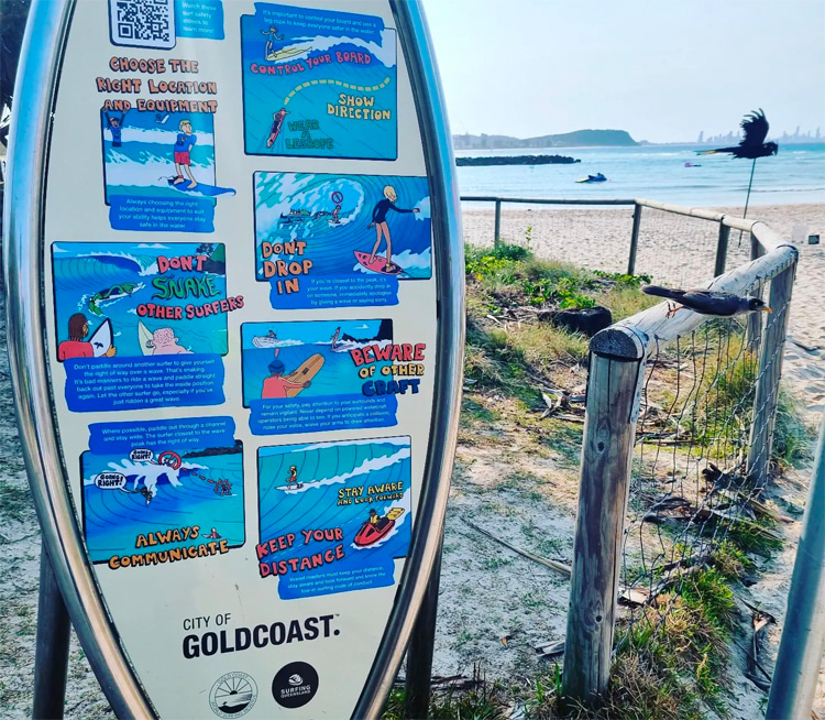 Placas de informações sugere um protocolo de atitudes no mar da Gold Coast.