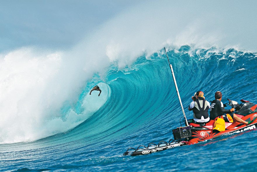 Brasileiro Lapinho em Fiji durante o megaswell de 2012.