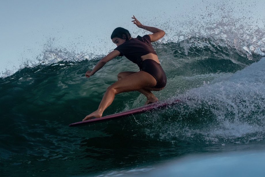 Laure surfa com estilo em Byron Bay.