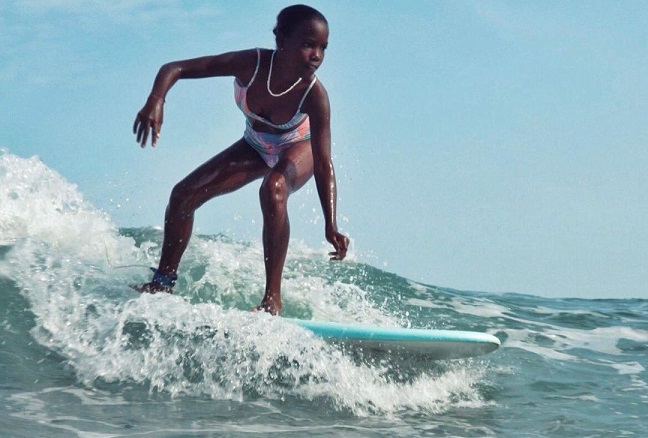 Maura Silva se destaca por ser a primeira surfista são-tomense a surfar e vencer em outro país.
