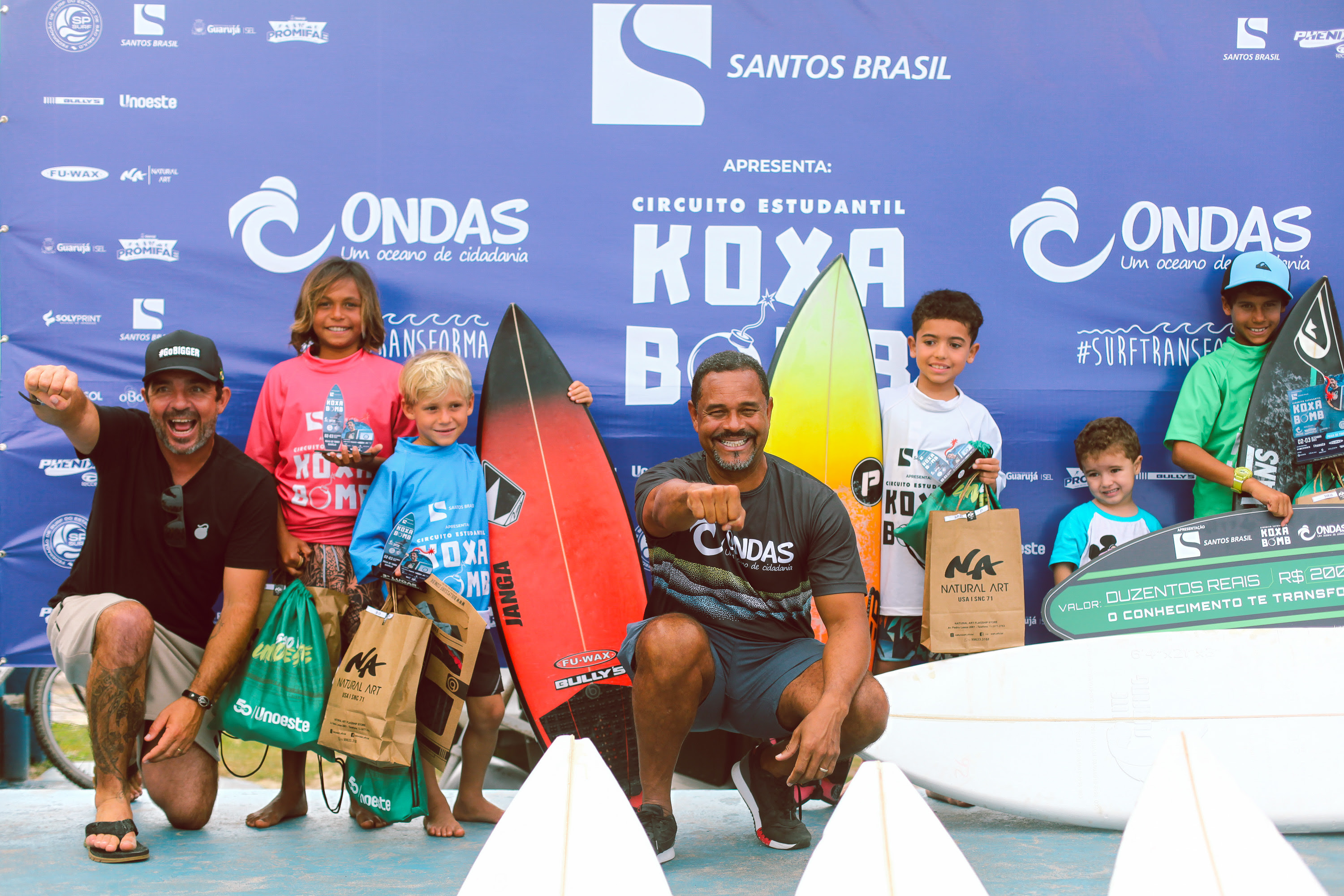 Atletas recebem premiação do Rodrigo Koxa e Jojó de Olivença.