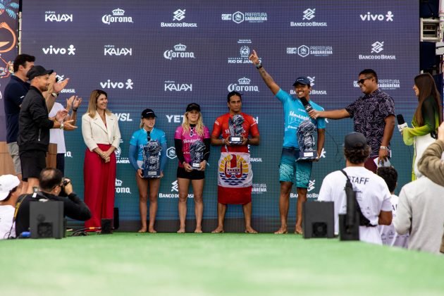 Cerimônia de premiação, Saquarema Pro, Praia de Itaúna (RJ). Foto: WSL / Daniel Smorigo.