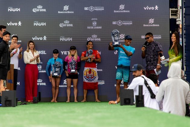 Cerimônia de premiação, Saquarema Pro, Praia de Itaúna (RJ). Foto: WSL / Daniel Smorigo.