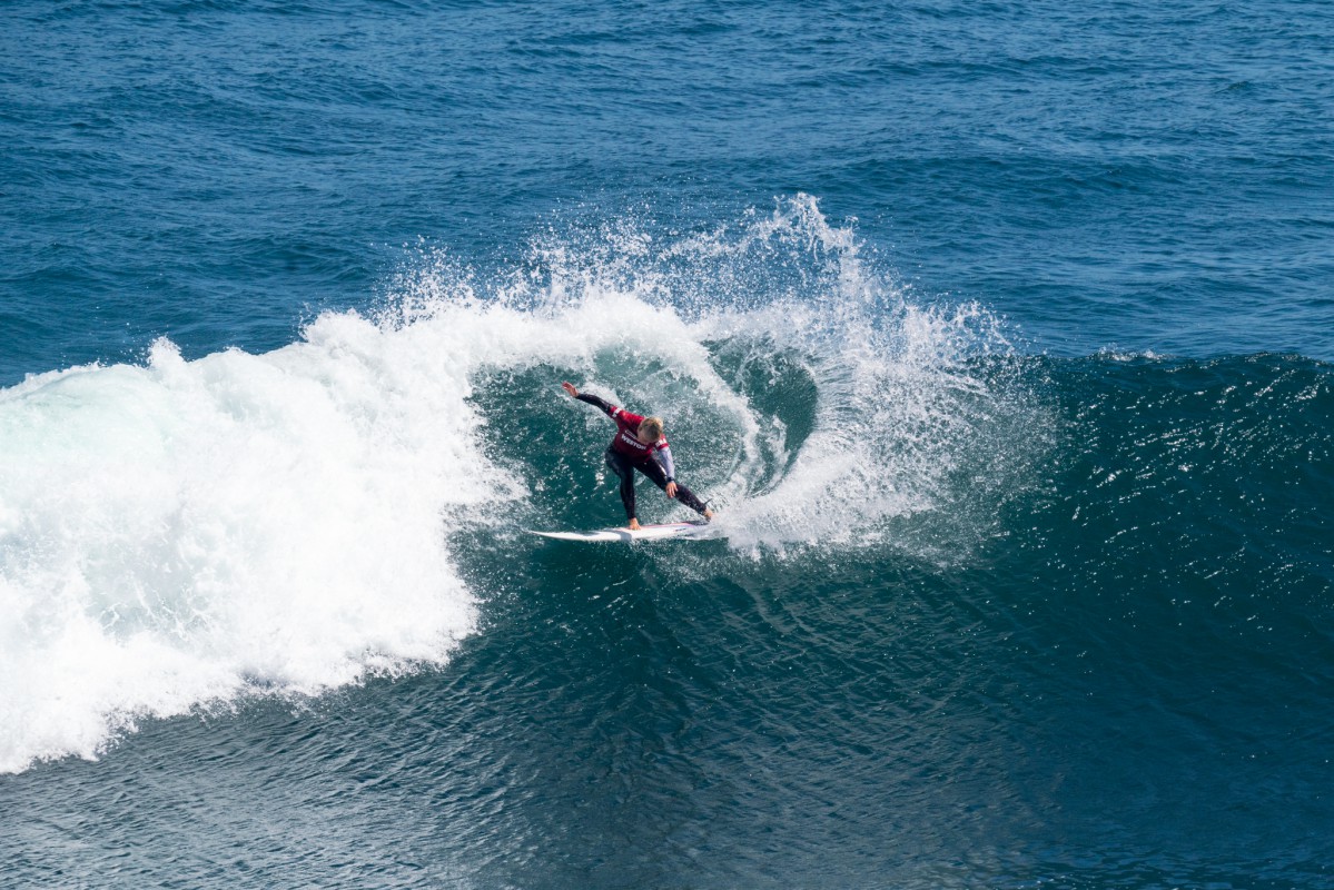 Tatiana Weston-Webb surfou com pressão para avançar em Punta Lobos.