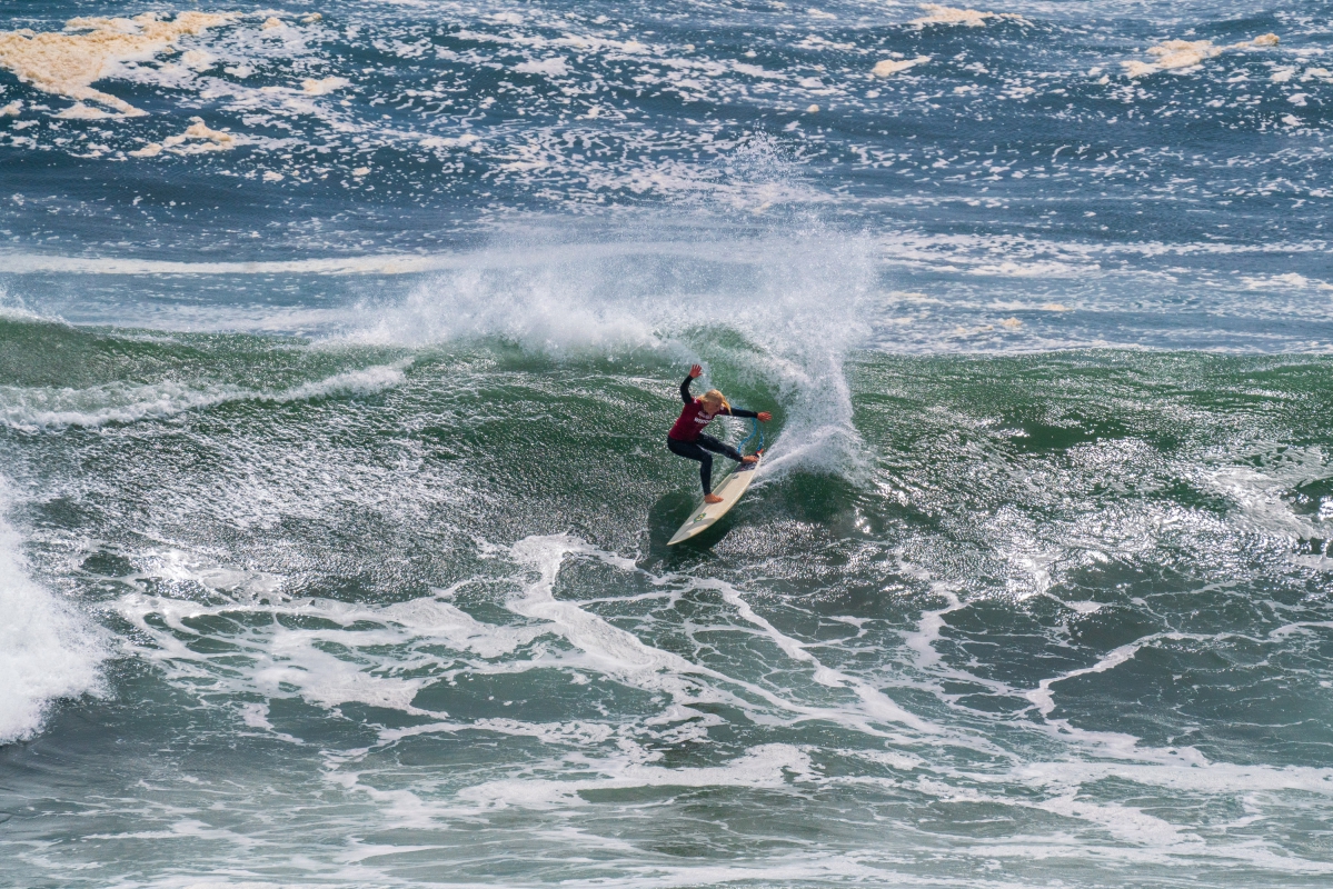 Tatiana Weston-Webb  usa uma gunzeira para vencer em Punta Lobos.