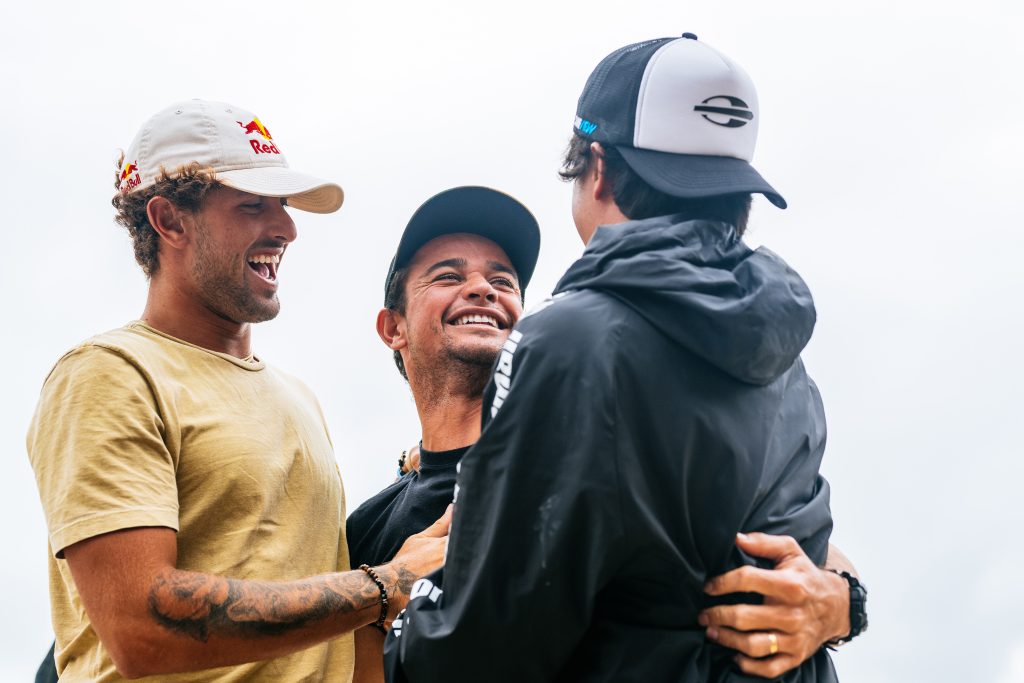 Deivid Silva comemora com João Chianca e Miguel Pupo seu retorno á elite do circuito mundial.