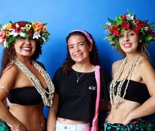 Isabela Viola e meninas da Hula Aloha Brasil, Primeiro Simpósio de Surfe Feminino, SPSurf, Teatro Municipal de São Sebastião (SP). Foto: Rudi Esteves.