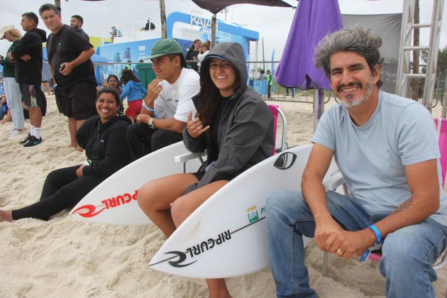 Sophia Medina, Charlão e equipe, Saquarema Pro, Praia de Itaúna (RJ). Foto: Jorge Porto.