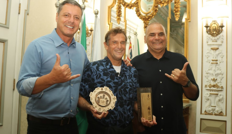 Prefeito Rogério Santos, Cisco Aranã e Gelásio Fernandes Jr mostram troféu.