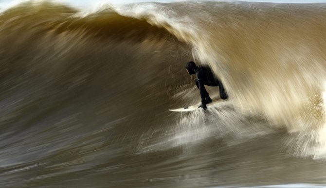 Sandy Kerr pega uma onda com wetsuit à base de produtos naturais.