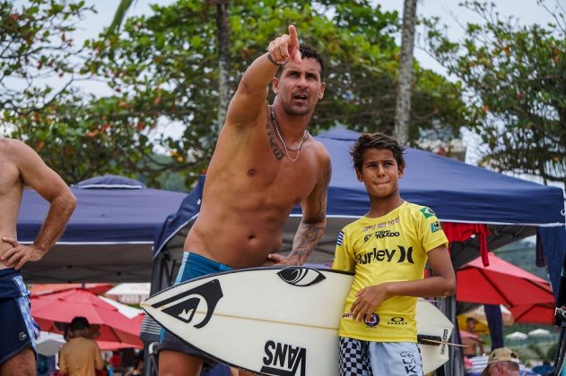 Matheus Jhones, vencedor Sub 12, Circuito Filipe Toledo Kids On Fire, segunda etapa, Praia Grande, Ubatuba (SP). Foto: Gabriel Ferreira.