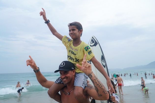 Matheus Jhones, vencedor Sub12, Circuito Filipe Toledo Kids On Fire, segunda etapa, Praia Grande, Ubatuba (SP). Foto: Gabriel Ferreira.