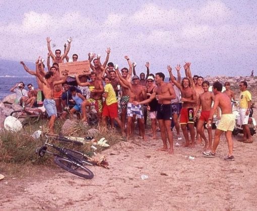 Picuruta e a turma do Quebra-Mar celebram o título Niasi Tribuna FM. Foto: Arquivo Museu do Surfe de Santos.
