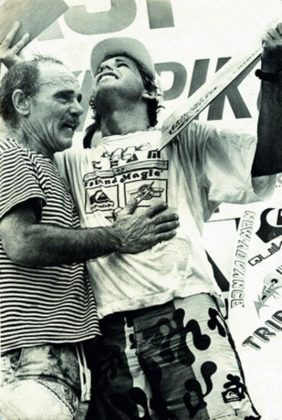 Picuruta e o pai Alexandre Bigode comemoram a conquista do Torneio Niasi Tribuna FM de 1988. Foto: Arquivo Museu do Surfe de Santos.