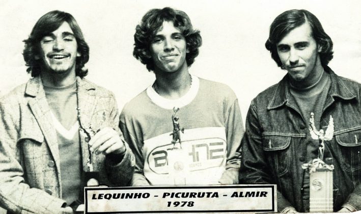 Picuruta entre os irmãos Lequinho e Almir. Foto: Arquivo Museu do Surfe de Santos.