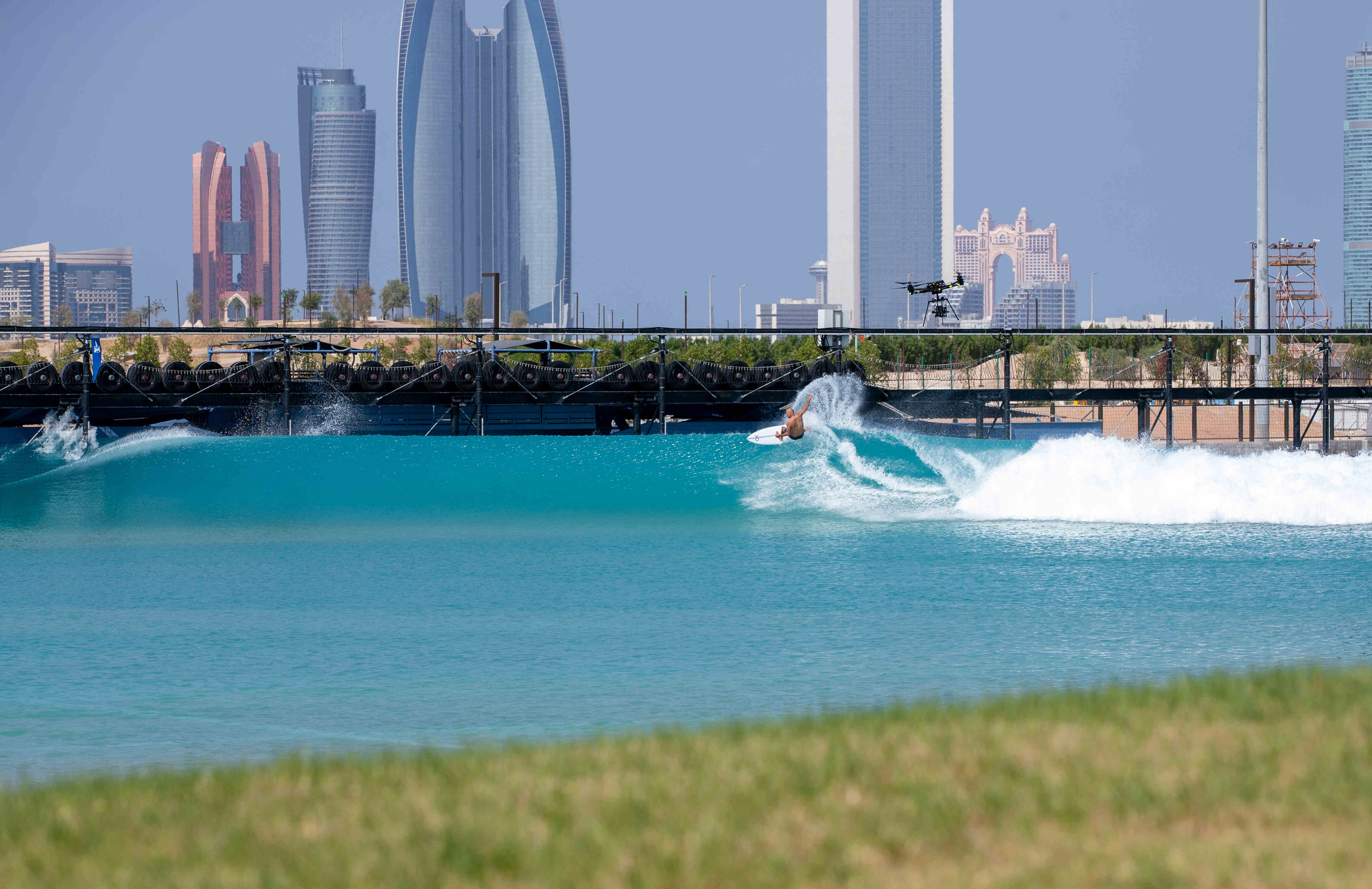 O visual surreal do surfe em Abu Dhabi. KS abre o leque.