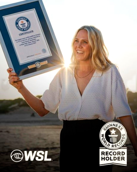 Laura Enever exibe seu certificado do Guinness Book.