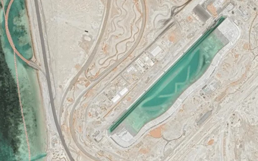 A piscina descoberta através de uma foto do Google Earth.