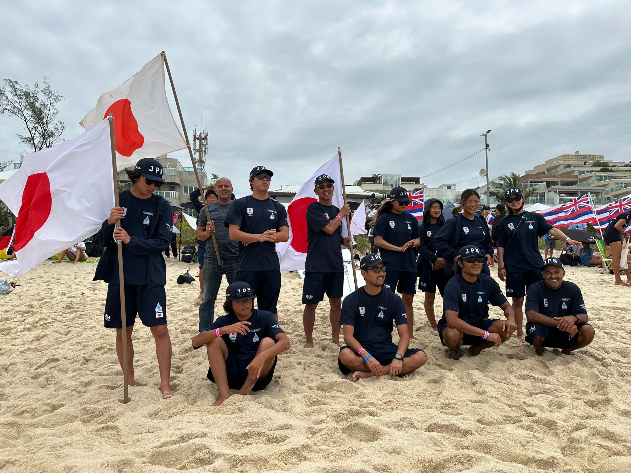 Vitinho na areia com a equipe japonesa.