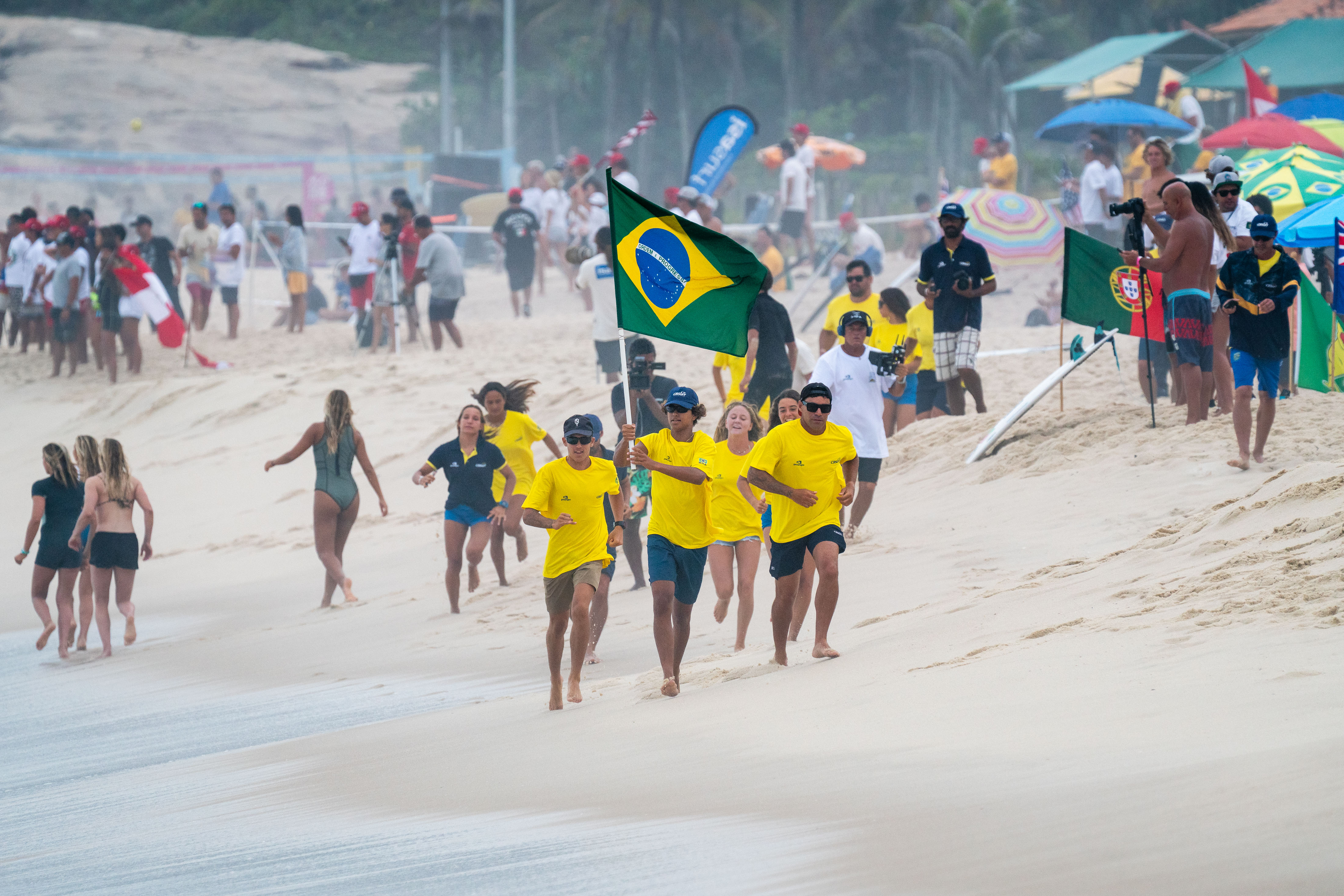 Samuel Joquinha conduz a bandeira na Praia da Macumba.