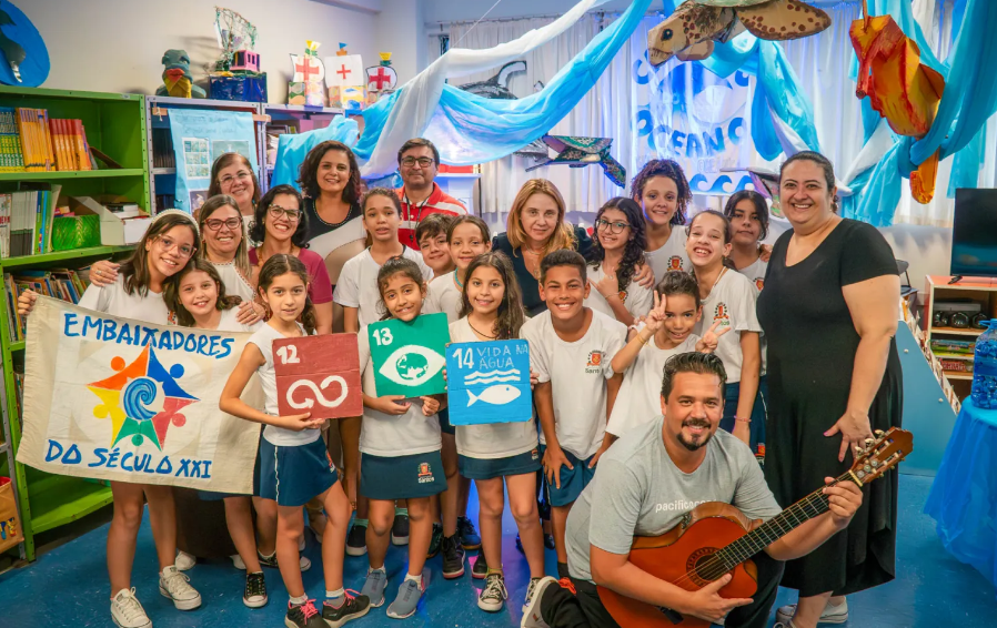 Projeto Embaixadores do Século XXI ensina a cultura oceânica com música, leitura e atividades sobre reciclagem em Santos (SP).