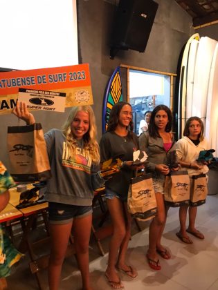 Finalistas Sub 16 Feminino, Festival Caraguatatubense de Surf 2023, Praia do Sapê, Ubatuba (SP). Foto: Miriam Ujiyo.