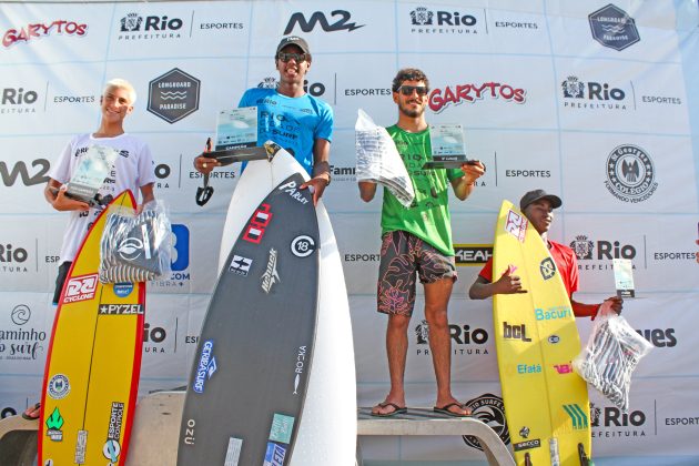 Pódio Sub 18 Masculino, Rio Cidade do Surf, etapa da Praia da Macumba, Rio de Janeiro. Foto: Luciano Cabal.
