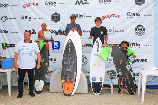 Pódio Sub 14 Masculina, Rio Cidade do Surf, etapa da Praia da Macumba, Rio de Janeiro. Foto: Luciano Cabal.