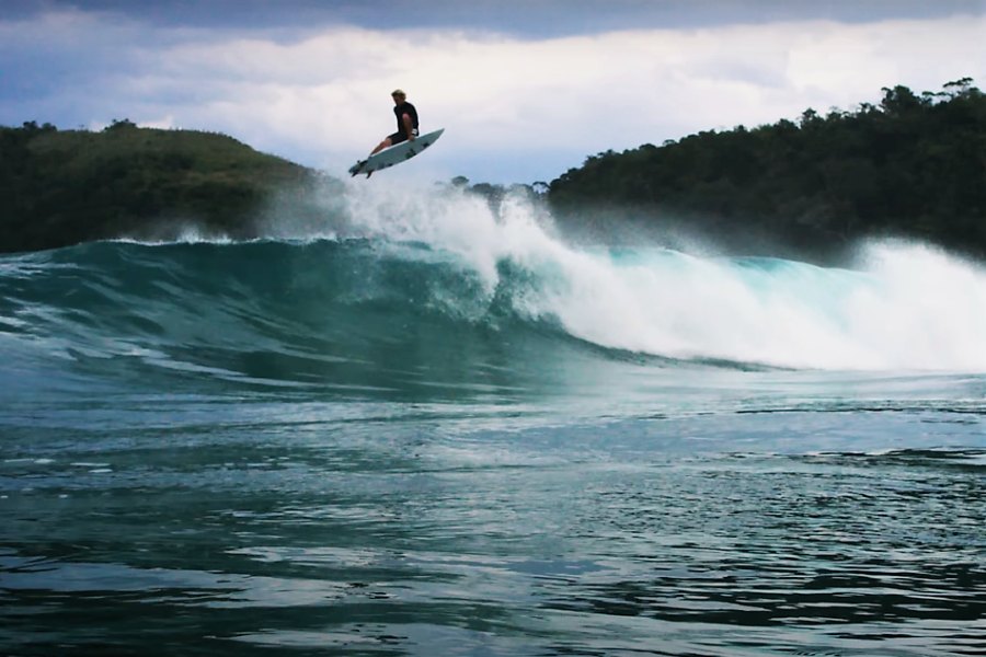 John Florence durante free surf nas ondas do Rio de Janeiro.