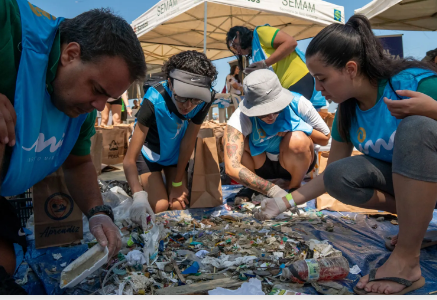 Mutirão de limpeza de praias em Santos (SP).