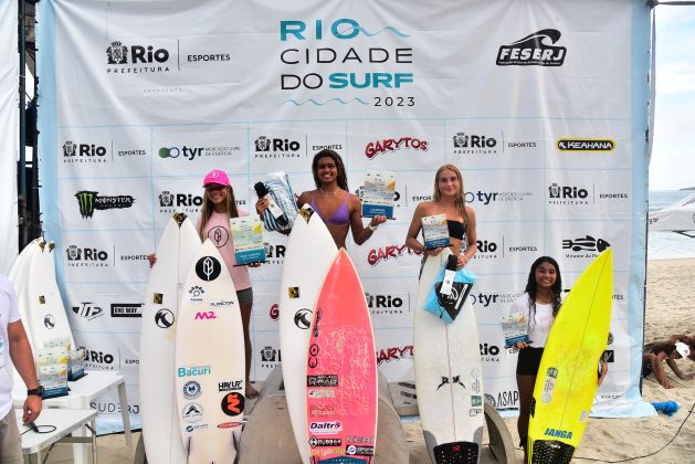 Pódio da categoria Sub-16 Feminina, Rio Cidade do Surf, etapa da Prainha, Rio de Janeiro. Foto: Nelson Veiga.