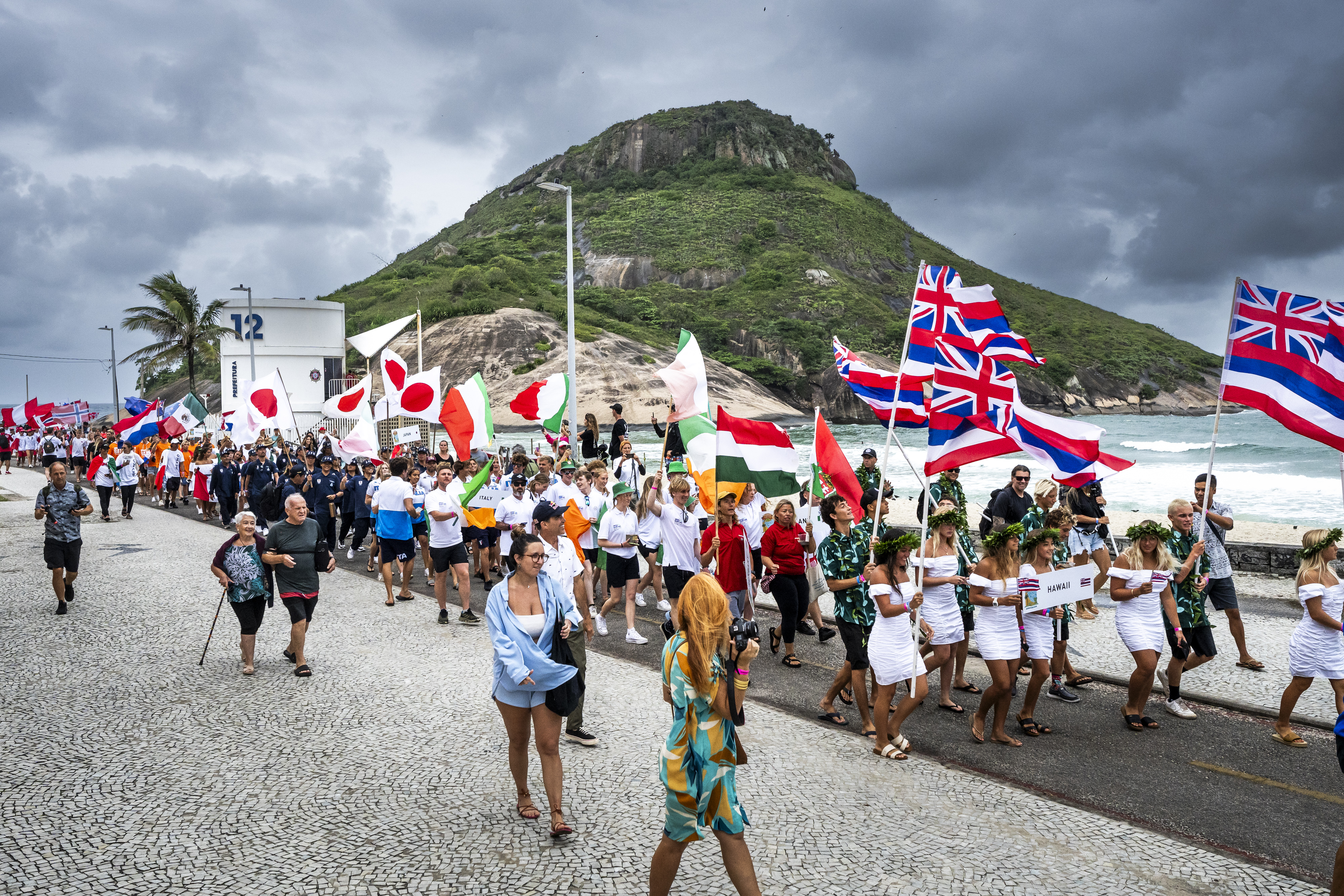 Desfile de abertura do ISA Games na Praia da Macumba.