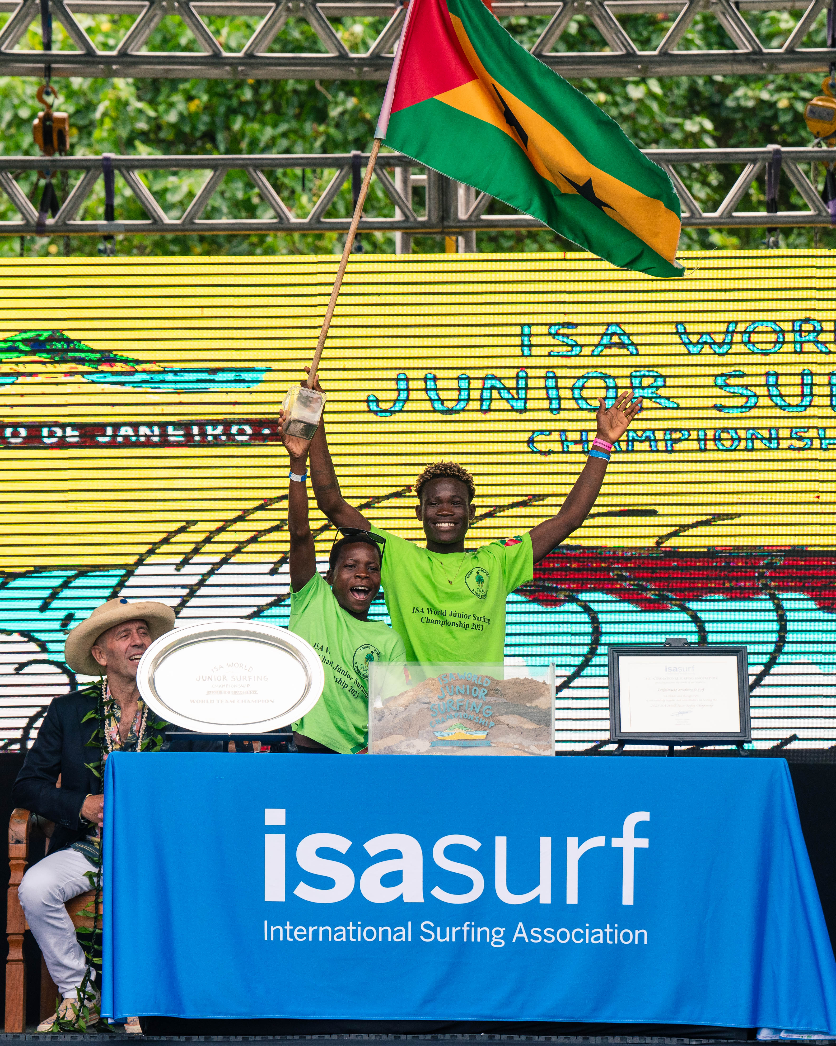 Equipe de São Tomé e Príncipe deposita a areia de sua região na caixa de acrílico que representa a união dos povos.