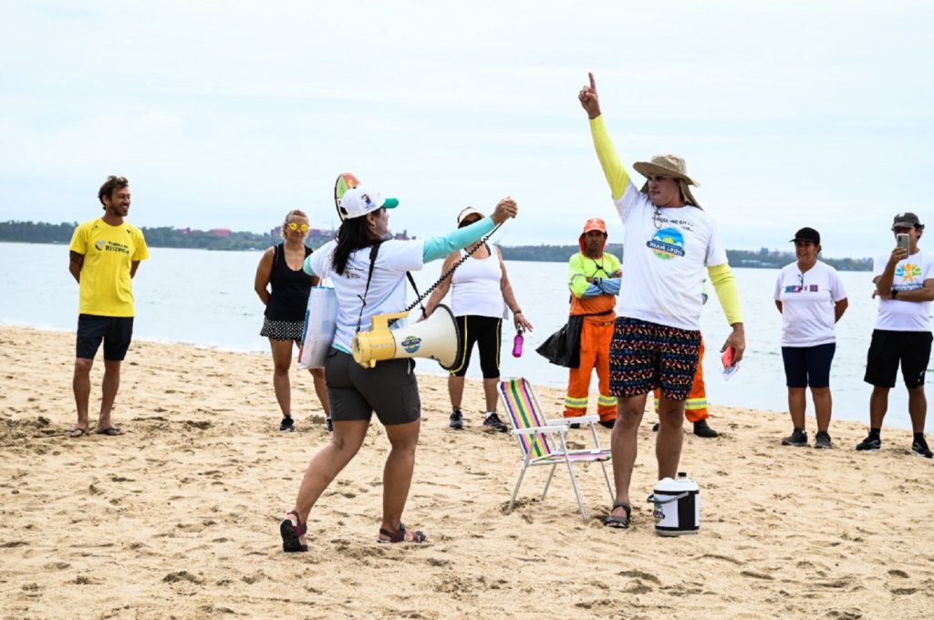 Voluntários se unem em Projeto Praia Limpa, Vitória (ES).